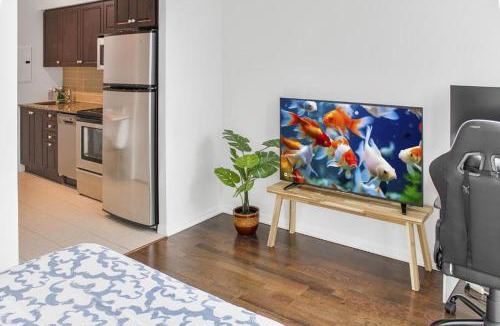 Fort York Apartment | Skyline Suites - Steps to CN Tower Coronation Park TTC - Free Parking