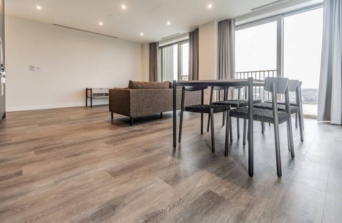 Stratford and New Town Apartment | Skyline Views 1 Bed Apartment Sleeps 2