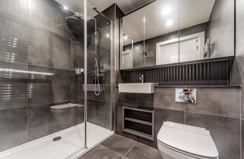 Stratford and New Town Apartment | Skyline Views 1 Bed Apartment Sleeps 2