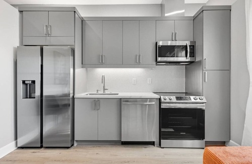 Cedars Apartment | Skyline VIEWS, 5 mins to Downtown, Free Parking