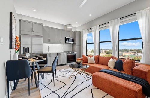 Cedars Apartment | Skyline VIEWS, 5 mins to Downtown, Free Parking