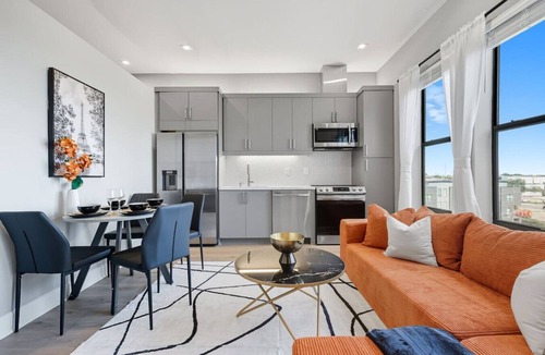Cedars Apartment | Skyline VIEWS, 5 mins to Downtown, Free Parking