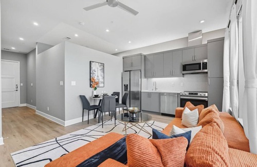 Cedars Apartment | Skyline VIEWS, 5 mins to Downtown, Free Parking