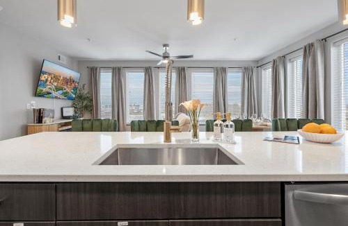 West End Apartment | Skyline Views & PoolMins to Vanderbilt