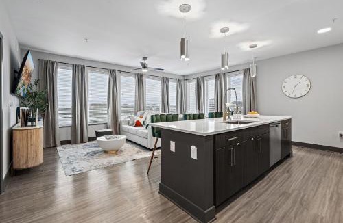 West End Apartment | Skyline Views & PoolMins to Vanderbilt
