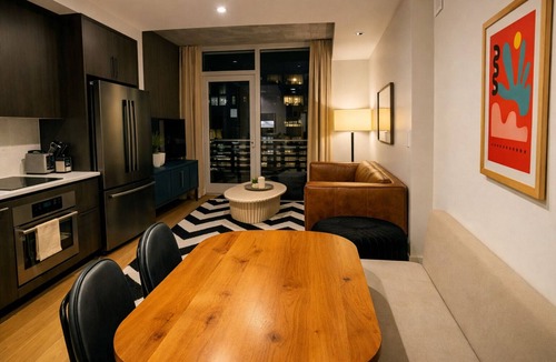 Rainey Street Historic District Condo | Skyline Views Rooftop Infinity Pool Rainey St