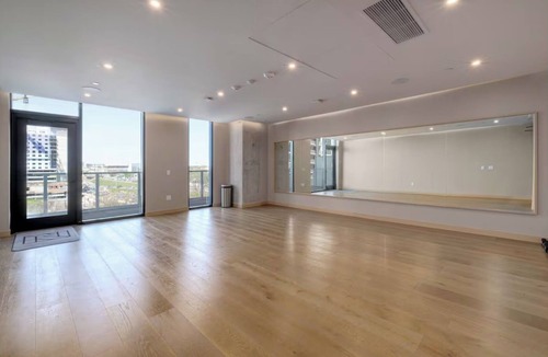 Rainey Street Historic District Condo | Skyline Views Rooftop Infinity Pool Rainey St
