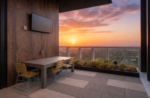 Rainey Street Historic District Condo | Skyline Views Rooftop Infinity Pool Rainey St
