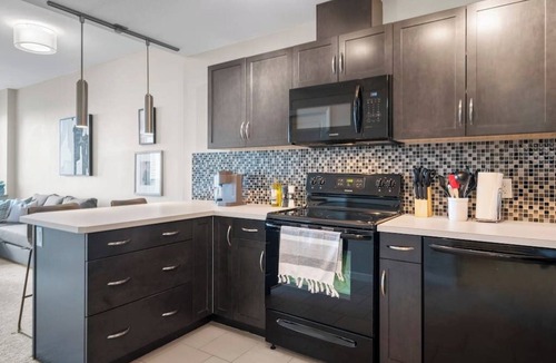 Victoria Park Apartment | Skyline Views| Walk to Saddledome | AC| UG Parking