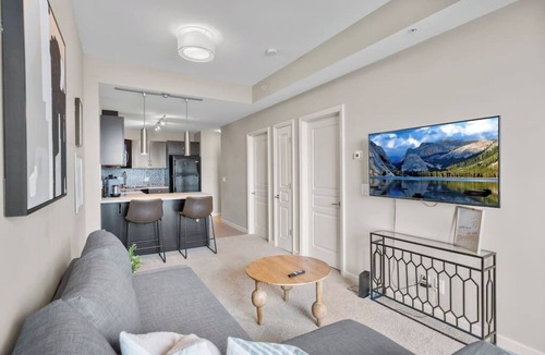 Victoria Park Apartment | Skyline Views| Walk to Saddledome | AC| UG Parking