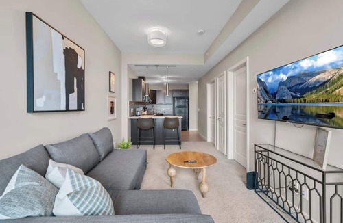 Victoria Park Apartment | Skyline Views| Walk to Saddledome | AC| UG Parking