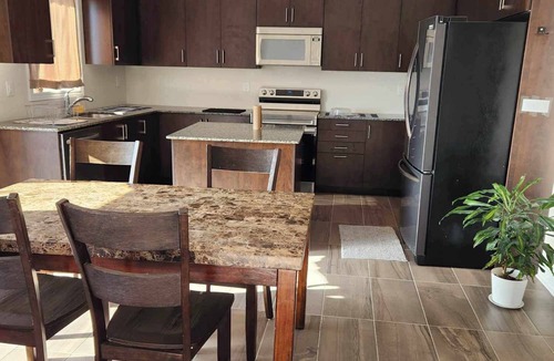 Welland House | SkyNest Retreat: Stunning Views, Comfy Amenities