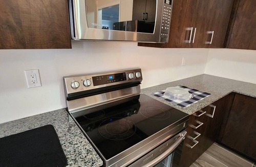 Welland House | SkyNest Retreat: Stunning Views, Comfy Amenities