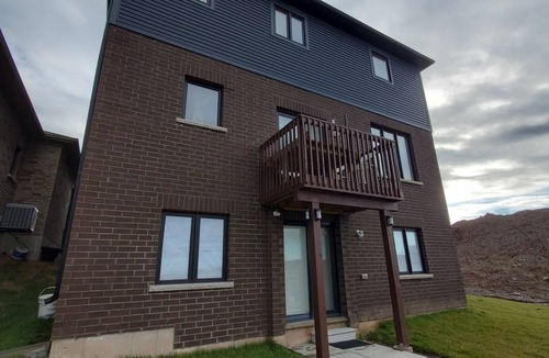 Welland House | SkyNest Retreat: Stunning Views, Comfy Amenities