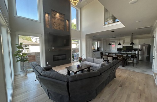 Edgehill House | Skyrise Stay - New 5-Story w/Rooftop Bar, Hot Tub, Elevator & Skyway Bridge