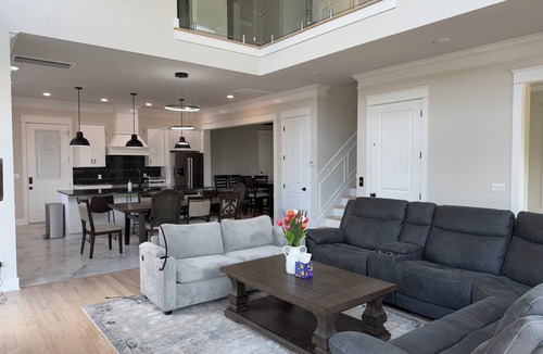 Edgehill House | Skyrise Stay - New 5-Story w/Rooftop Bar, Hot Tub, Elevator & Skyway Bridge