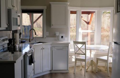 Monroe House | Skyriver Escape Riverfront With Hot Tub