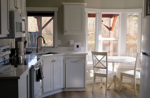 Monroe Apartment | Skyriver Escape Riverfront Hot Tub Relax!