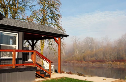 Monroe Apartment | Skyriver Escape Riverfront Hot Tub Relax!