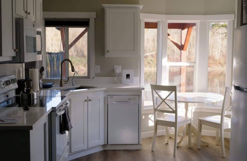 Monroe House | Skyriver Escape | Riverfront | Hot Tub | Relax!