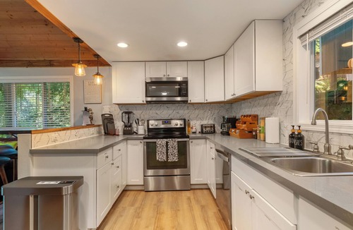 Gold Bar Cabin | SkyRiverPeaks Cabin, Riverfront,Views, AC,Pets