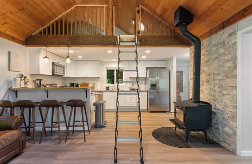 Gold Bar Cabin | SkyRiverPeaks Cabin, Riverfront,Views, AC,Pets