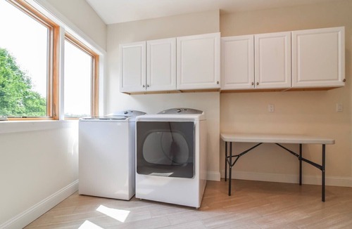 Black Mountain House | Skytop Chalet | Pet Friendly, Hot Tub & Stunning Mountain Views!