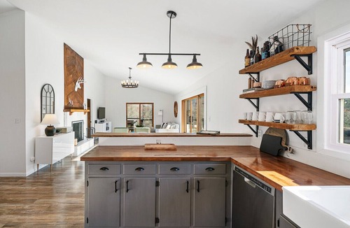 Almond House | Skytop Summit-Hot Tub/Firepit/Big Views
