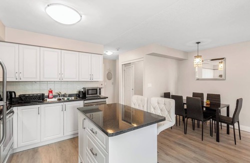 Downtown Mississauga Condo | SkyView 2+1 Condo|Stunning Views|Steps to SQ1 Mall