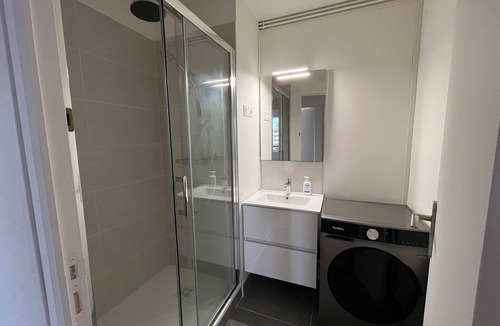 Valence Apartment | Skyview Apartment 4 Bedrooms + Parking