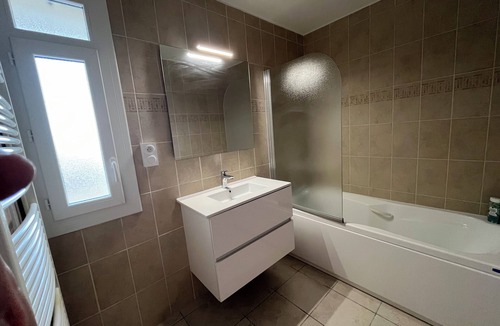 Valence Apartment | Skyview Apartment 4 Bedrooms + Parking