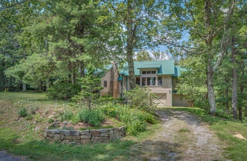 Lynn Cabin | Skyview | Mountaintop Cabin with Grand Views | TIEC access.