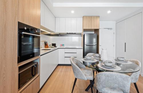 Alphington Apartment | Skyview1-Bed, Infinity Pool, Cinema, Gym & BBQ