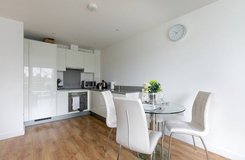 Enfield Apartment | Skyvillion - 1Bed Enfield Flat w/Balcony+Parking