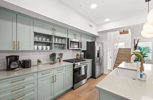 People's Freeway Condo | SLC Airport, Delta Center Townhome King BD Garage