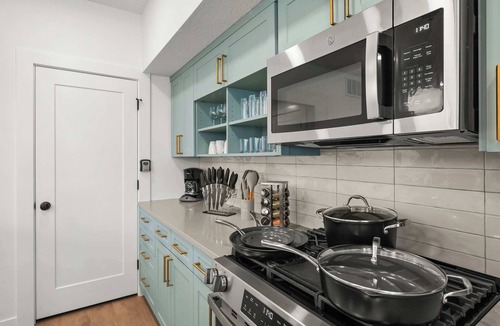 People's Freeway Condo | SLC Airport, Delta Center Townhome King BD Garage