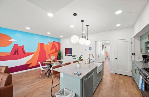 People's Freeway Condo | SLC Airport, Delta Center Townhome King BD Garage