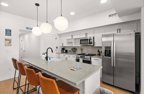 People's Freeway Condo | SLC - Convention - Airport - Delta - Rooftop & Garage
