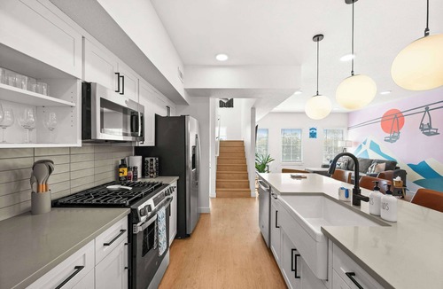 People's Freeway Condo | SLC - Convention - Airport - Delta - Rooftop & Garage