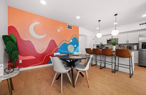 People's Freeway Condo | SLC - Townhome - Airport - Mountain Views Garage