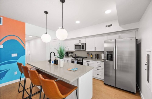 People's Freeway Condo | SLC - Townhome - Airport - Mountain Views Garage