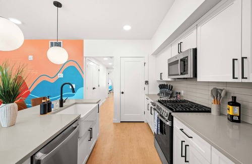 People's Freeway Condo | SLC - Townhome - Airport - Mountain Views Garage