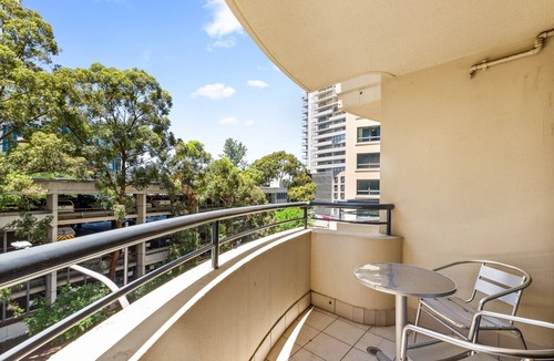 Parramatta Apartment | Sleek 1-Bed by Jubilee Park with Pool