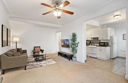 East Hyde Park Apartment | Sleek 1-Bedroom Apt in Chicago - East Park Tower 0610 rep