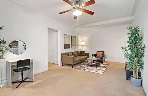 East Hyde Park Apartment | Sleek 1-Bedroom Apt in Chicago - East Park Tower 0610 rep