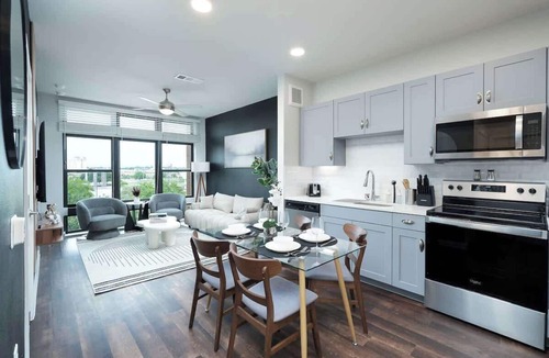 Southtown Apartment | Sleek 1BR w/Gym, Parking Near Rvrwalk & Dome