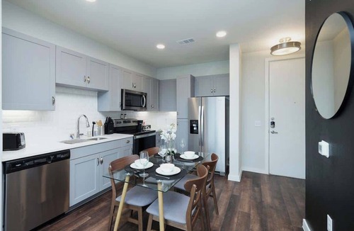 Southtown Apartment | Sleek 1BR w/Gym, Parking Near Rvrwalk & Dome