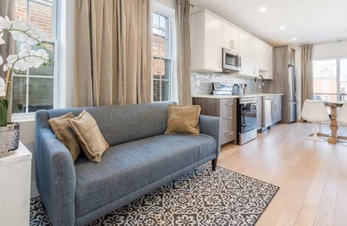 Poplar Apartment | Sleek 2 BDR |Private Rooftop| Centrally Located!