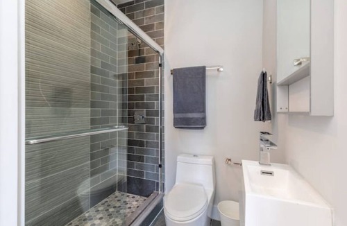 Poplar Apartment | Sleek 2 BDR |Private Rooftop| Centrally Located!
