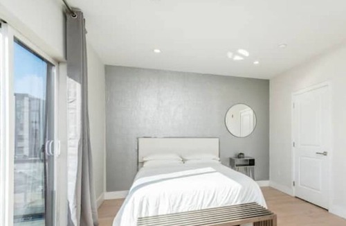 Poplar Apartment | Sleek 2 BDR |Private Rooftop| Centrally Located!